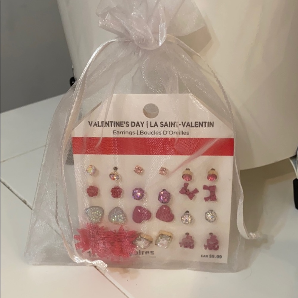 Super cute 12 pack of earrings with backs.